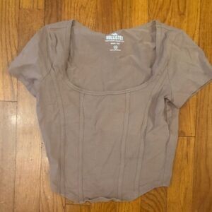 Hollister Women's Scoop Neck Short Sleeve Crop Top in Taupe Brown